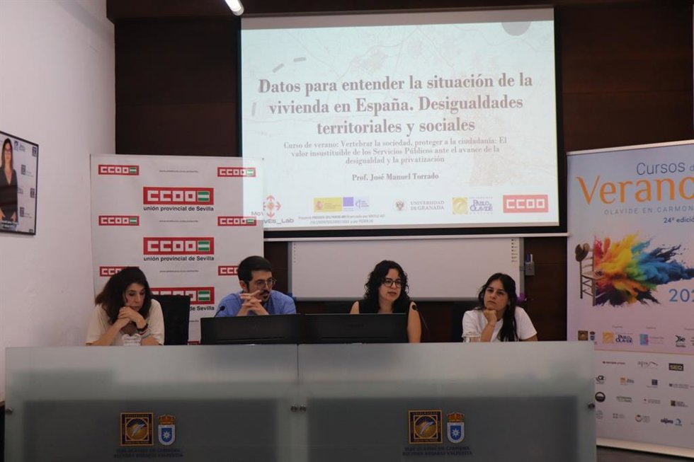 La teniente de alcalde y encargada municipal de Promoción Económica de Dos Hermanas, Carmen Gil; el investigador en materia de vivienda de la UGR, José Manuel Torrado y la secretaria de Juventud de CCOO, Pau García en los cursos de verano de la UPO