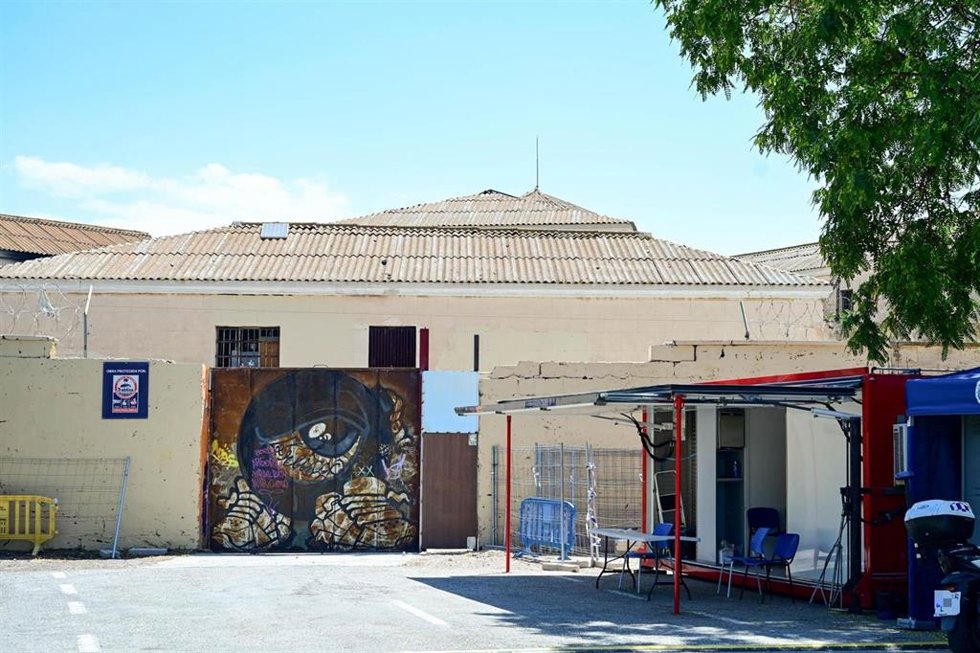 Cort finaliza el tapiado de la antigua cárcel con la instalación de una puerta de hierro en la entrada principal
