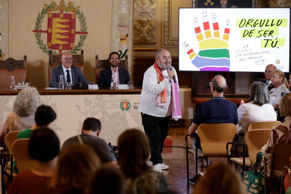 El actor Jorge Calvo cierra el acto institucional del Día del Orgullo LGTBI en el Ayuntamiento de Valladolid.