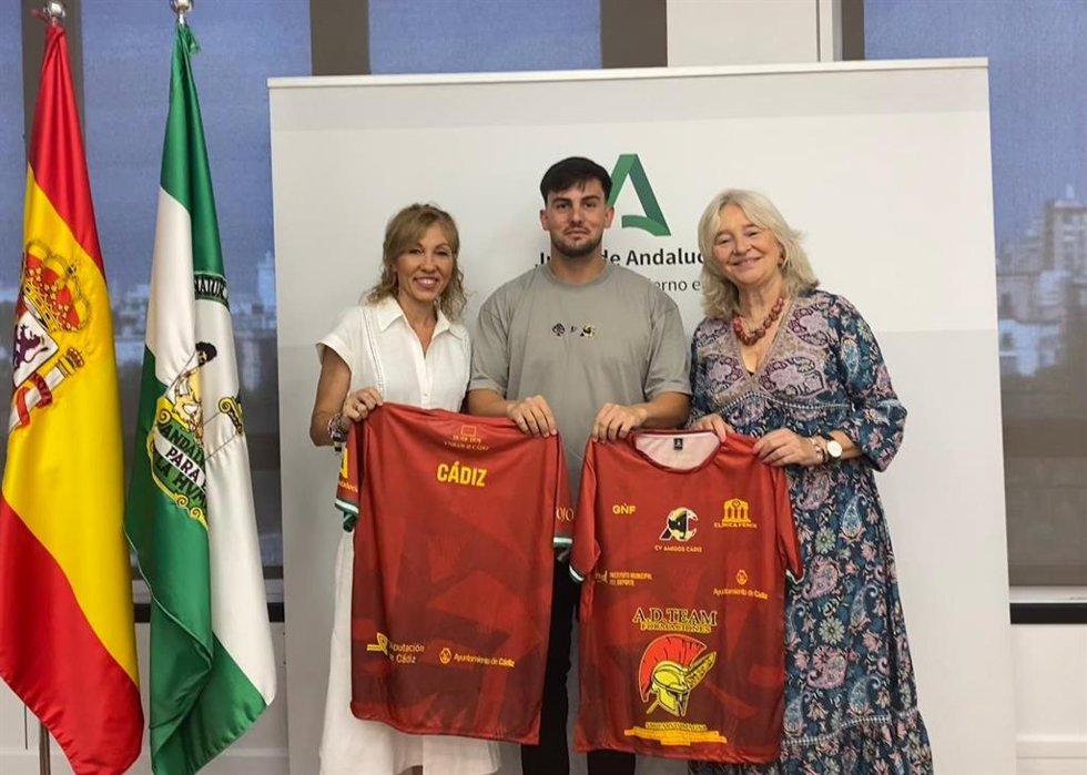 La delegada de la Junta de Andalucía en la provincia de Cádiz, Mercedes Colombo, junto al vicepresidente del Club Voleibol Amigos Cádiz, Raúl Cuenca Álvarez, y la delegada territorial de Turismo, Cultura y Deporte en Cádiz, Tania Barcelona.