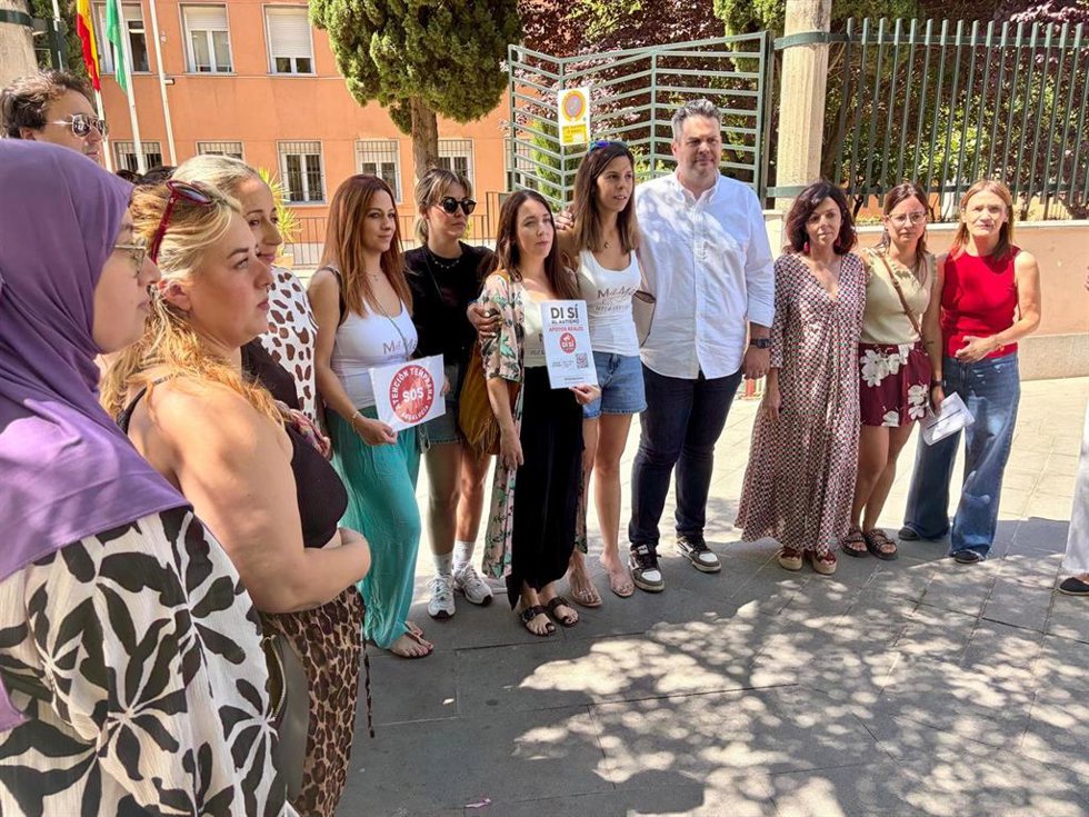 PSOE apoya a las familias con niños con necesidades de Atención Temprana en un acto a las puertas de la Delegación de Salud de la Junta en Granada.
