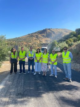 El delegado de Fomento, Miguel Contreras (3i), visita las obras en la A-6050 junto a responsables de municipios por los que pasa.