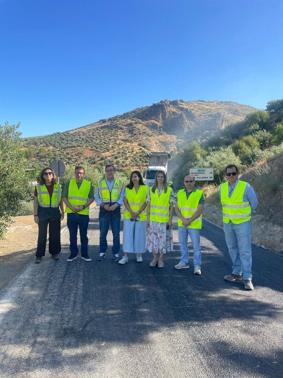 El delegado de Fomento, Miguel Contreras (3i), visita las obras en la A-6050 junto a responsables de municipios por los que pasa.