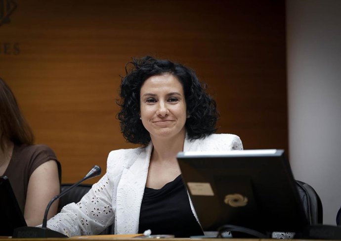La consellera de Servicios Sociales, Familia e Infancia, Elena Albalat, en imagen de archivo en les Corts