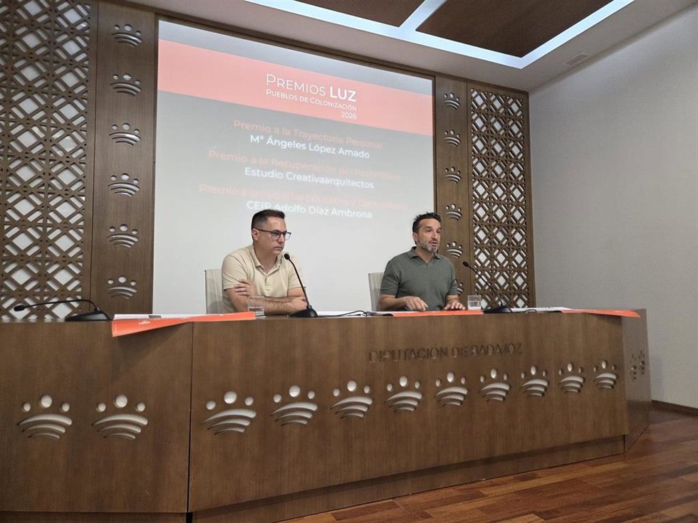 20260626 El Diputado De Identidad Cultural, Deporte Y Juventud De Diputación De Badajoz Y El Alcalde De Barbaño Dan A Conocer Los Premios Luz 2026.