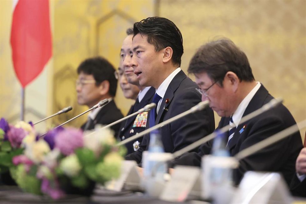 Archivo - El ministro de Defensa japonés, Shinjiro Koizumi, en una reciente reunión bilateral con Francia. 