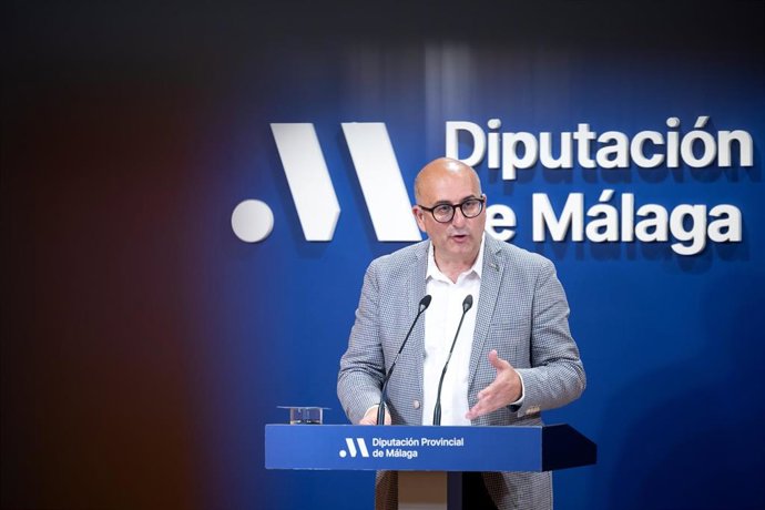 El vicepresidente y diputado de Cultura, Manuel López Mestanza, en rueda de prensa