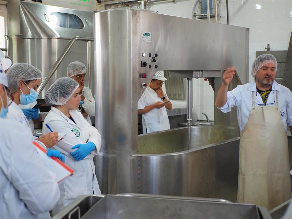 Curso Superior de Especialización en Producción Láctea.