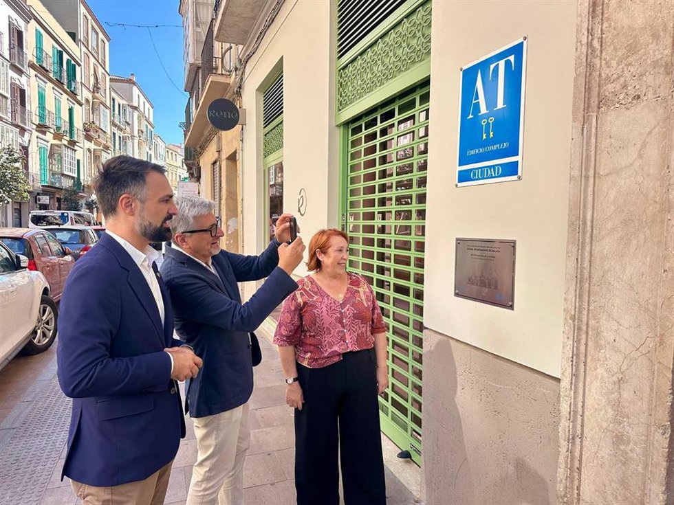 Los socialistas Mariano Ruiz, Josele Aguilar y Carmen Martín en una rueda de prensa en Málaga