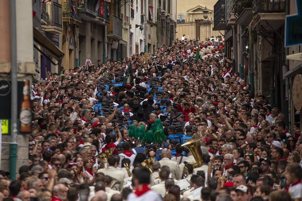 Agentes de la Policía Municipal durante la procesión de San Fermín.