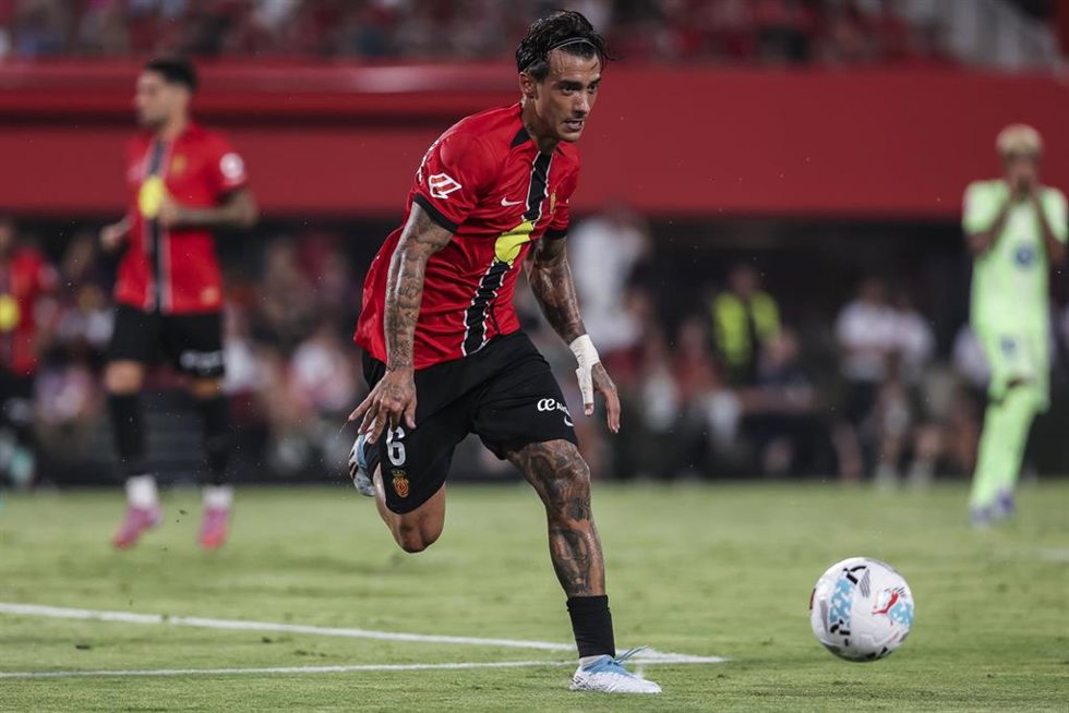 Archivo - Antonio Sánchez (RCD Mallorca), ante el FC Barcelona en Son Moix.