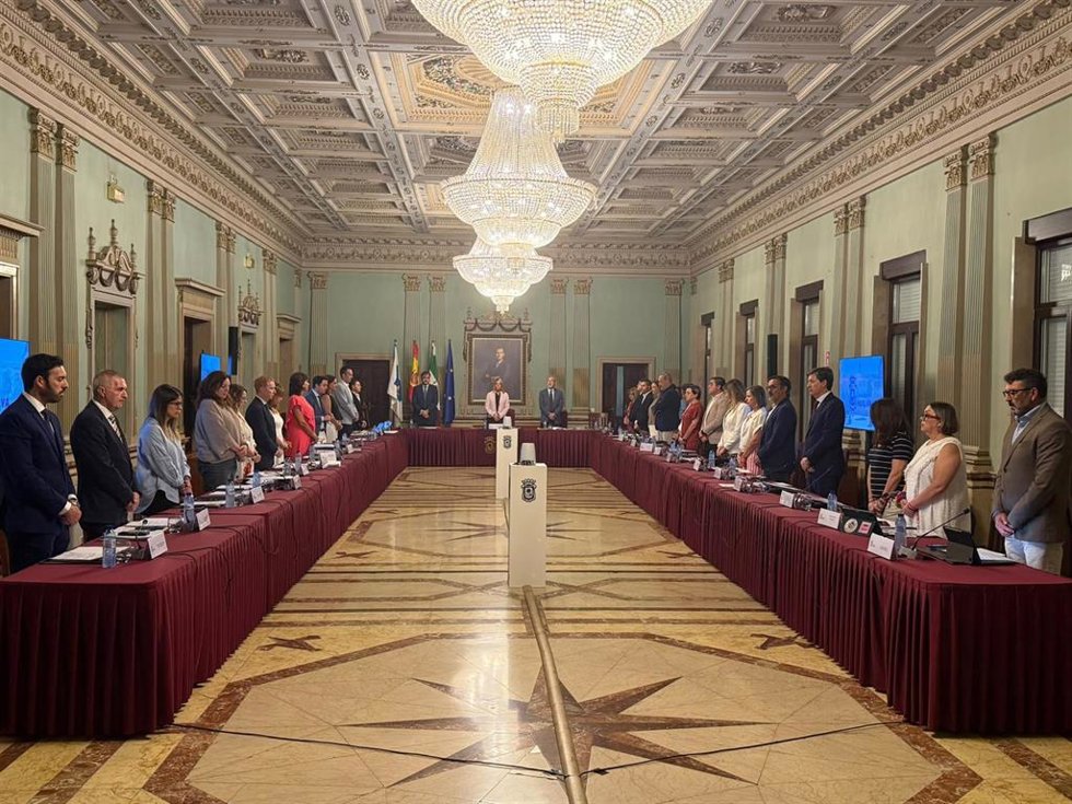 Minuto de silencio en el Pleno del Ayuntamiento de Huelva por las víctimas de los terremotos de Argentina.