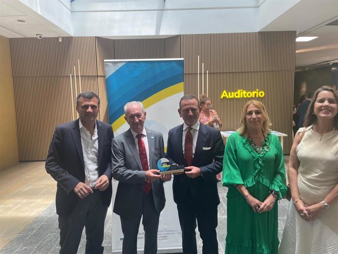 El director general de Andalucía Trade, Antonio Castro, recogiendo el Premio Clúster Marítimo Naval de Cádiz 'José Antonio Rodríguez Poch' al impulso del sector naval, en la categoría de Institución.