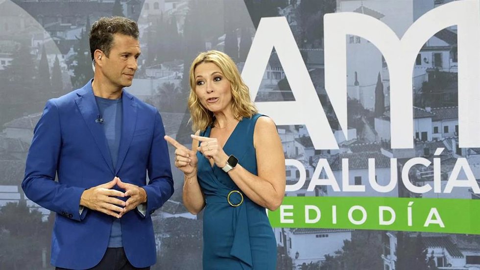 Fran Roales y Silvia Sanza, presentadores de 'Andalucía Mediodía'