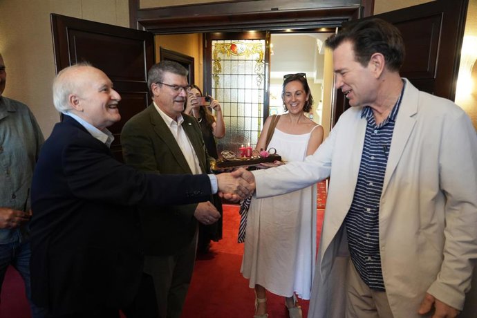 El cantante Chris Isaak (d) es felicitado por Gorka Martínez (izda) y el alcalde de Bilbao por su 70 cumpleaños.