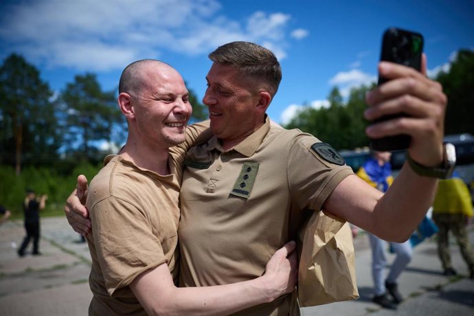 Efectivos ucranianos liberados tras un nuevo canje entre Ucrania y Rusia, a  26 de junio de 2026