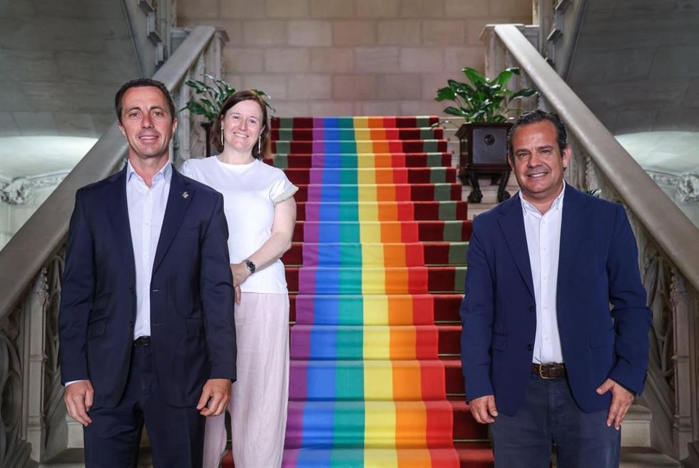 El Consell de Mallorca ilumina la fachada del Palau con la bandera LGTBI por el Día del Orgullo.