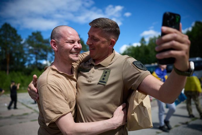 Militares ucranianos libertados após uma nova troca de prisioneiros entre a Ucrânia e a Rússia, em 26 de junho de 2026