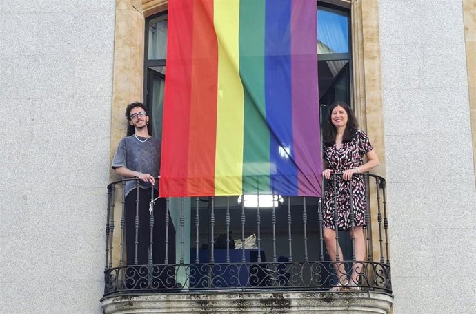 La bandera arcoíris luce hasta el domingo en la fachada del Teatro Liceo con motivo del Día Internacional del Orgullo LGTBI+
