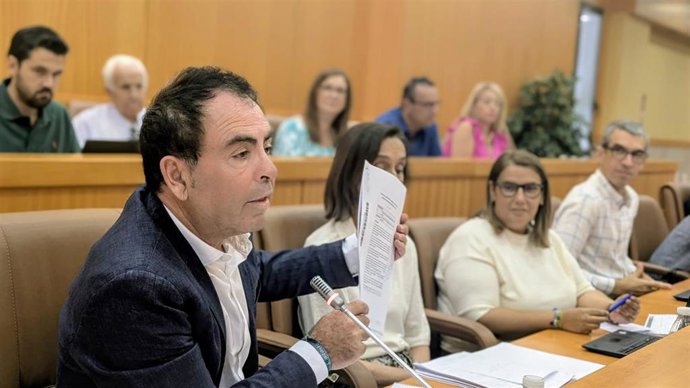 El portavoz del Grupo Socialista en Talavera, José Gutiérrez, interviene en el pleno.