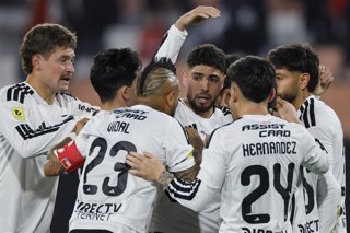 Futbol, Colo Colo vs O’Higgins. Fecha 1, Copa Chile 2026. El jugador de Colo Colo Maximiliano Romero, centro, celebra con sus companeros tras marcar un gol contra O’Higgins durante el partido de la Copa Chile disputado en el estadio Monumental de