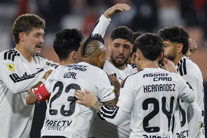 Futbol, Colo Colo vs O’Higgins. Fecha 1, Copa Chile 2026. El jugador de Colo Colo Maximiliano Romero, centro, celebra con sus companeros tras marcar un gol contra O’Higgins durante el partido de la Copa Chile disputado en el estadio Monumental de