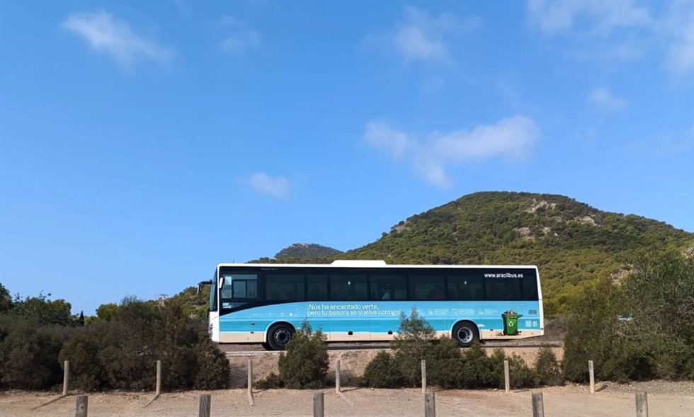 Autobús que cubre el servicio de las playas del Parque Regional de Calblanque, Monte de las Cenizas y Peña del Águila