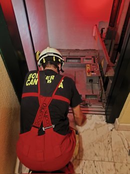 Bombero en un ascensor de Colindres para liberar a dos personas encerradas