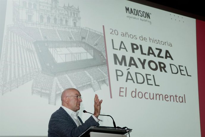 El alcalde de Valladolid, Jesús Julio Carnero, participa en la presentación del documental 'La Plaza Mayor del pádel' que recorre los 20 años de historia de este deporte en la ciudad