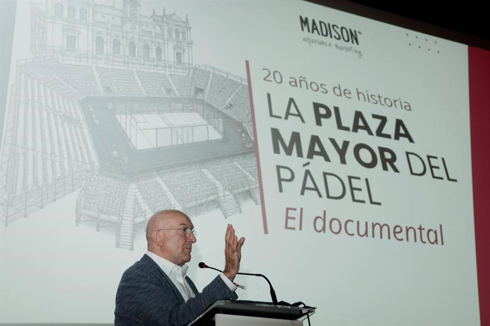 El alcalde de Valladolid, Jesús Julio Carnero, participa en la presentación del documental 'La Plaza Mayor del pádel' que recorre los 20 años de historia de este deporte en la ciudad