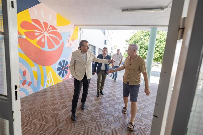 El alcalde de La Rinconada (Sevilla) visita colegios públicos