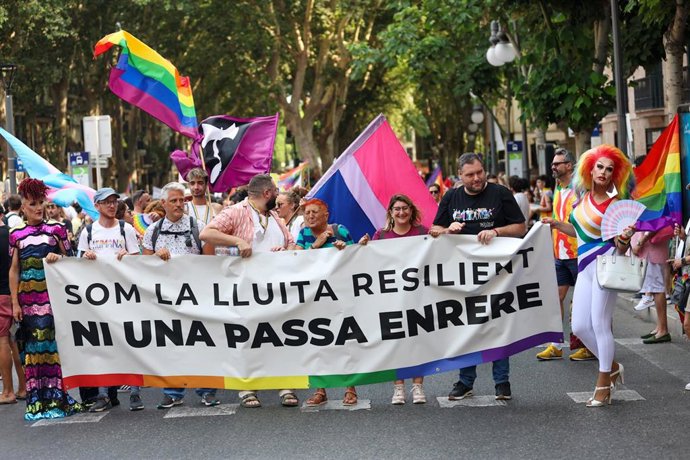 Archivo - Varias personas sujetan una pancarta durante la manifestación del Orgullo LGTBIQ+ en Palma (2023).