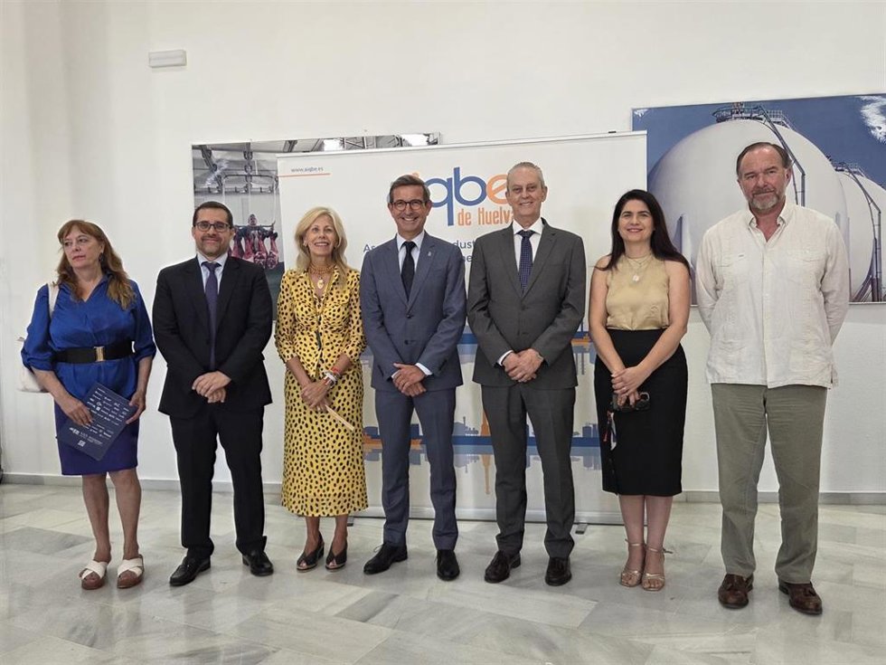 El consejero de Industria, Energía y Minas en funciones, Jorge Paradela, junto a otras autoridades en la presentación de la Memoria anual de la Asociación de Industrias Químicas, Básicas y Energéticas de Huelva (Aiqbe) de 2025.