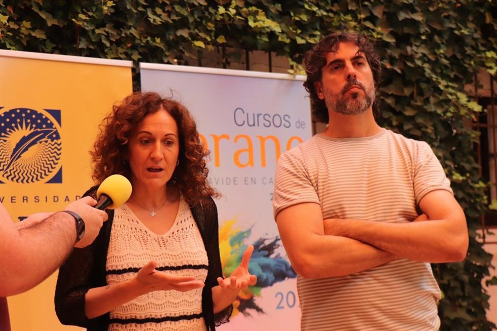 La secretaria general de Comisiones Obreras en Andalucía, Nuria López, junto al secretario general del sindicato en la provincia de Sevilla, Carlos Aristu, durante las declaraciones a los medios en los cursos de verano de la UPO en Carmona
