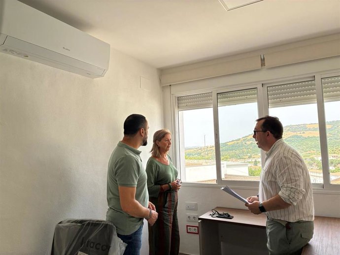 La delegada territorial de Justicia, Administración Local y Función Pública de la Junta en Cádiz, Ana Bertón, y el alcalde de El Bosque, Rubén Corrales, en el edificio municipal que será un vivero de empresas.