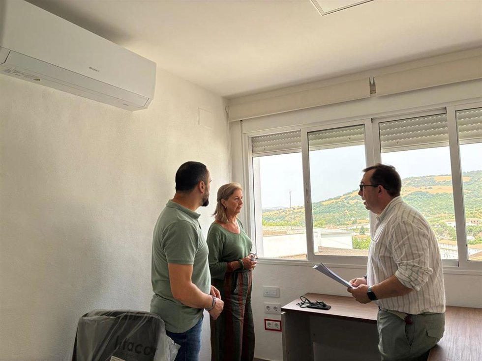 La delegada territorial de Justicia, Administración Local y Función Pública de la Junta en Cádiz, Ana Bertón, y el alcalde de El Bosque, Rubén Corrales, en el edificio municipal que será un vivero de empresas.