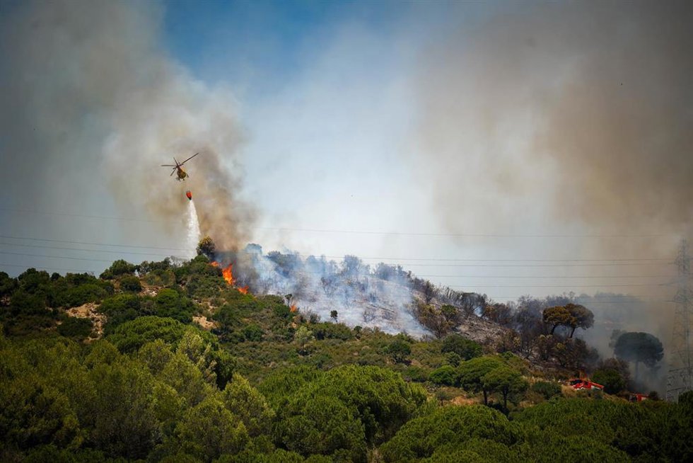Helicóptero durante el incendio