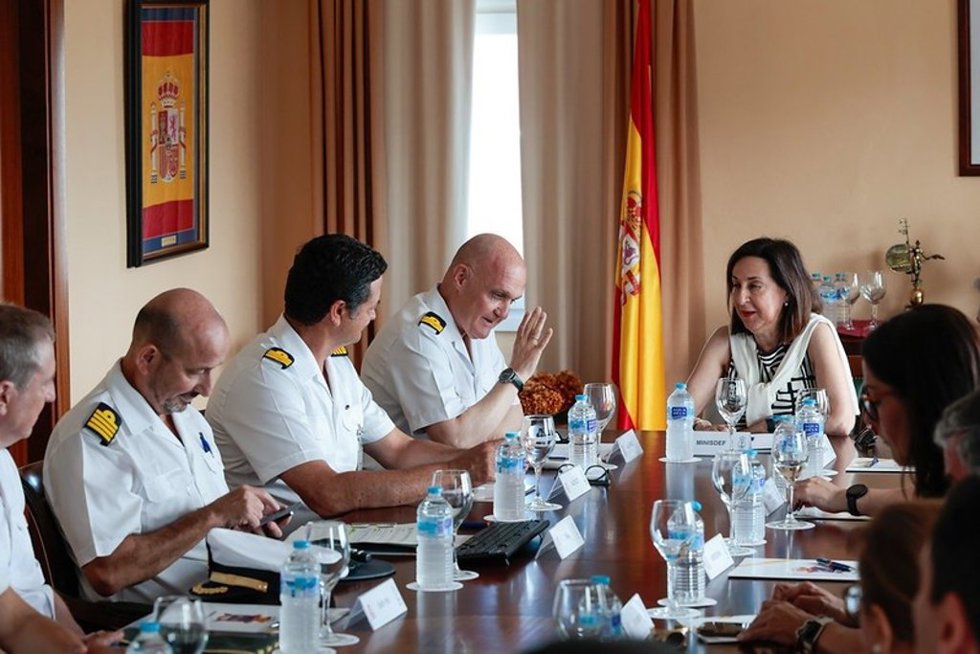La ministra de Defensa, Margarita Robles, en una reunión en la Base de Rota.