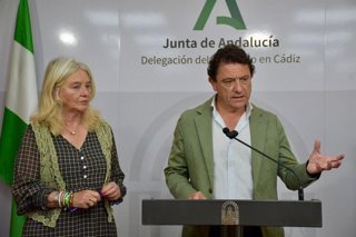 El delegado territorial de Empleo, Empresa y Trabajo Autónomo en Cádiz, Daniel Sánchez, junto a la delegada de la Junta, Mercedes Colombo.