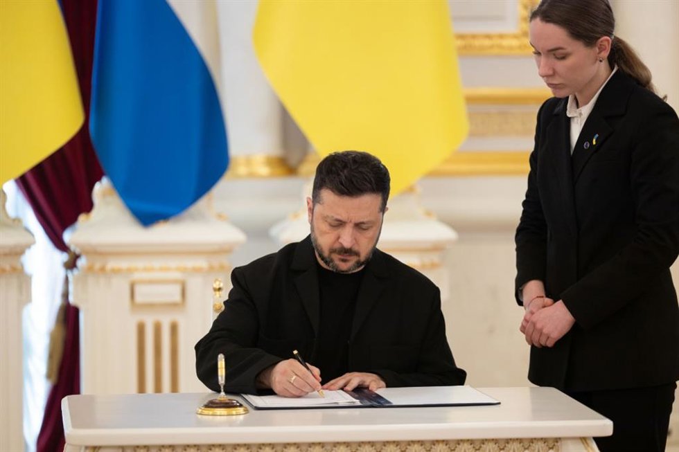 El presidente ucraniano, Volodimir Zelenski, durante una firma de acuerdos bilaterales.