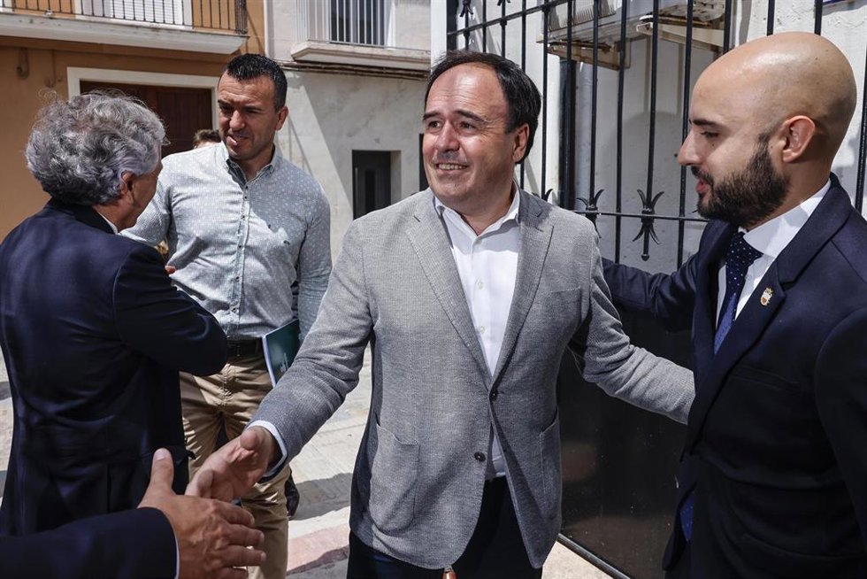El presidente de la Generalitat, Juanfran Pérez Llorca (c), durante la reunión de la Comisión Mixta para la reconstrucción y recuperación tras los daños provocados por la DANA de 2024, a 26 de junio de 2026