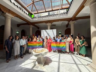 Asistentes al acto organizado por la Junta de Andalucía en Jaén con motivo del Día Internacional del Orgullo.