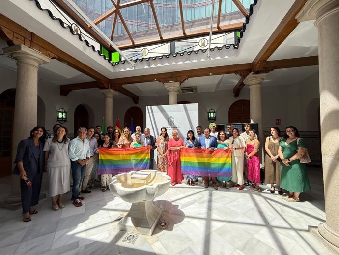 Asistentes al acto organizado por la Junta de Andalucía en Jaén con motivo del Día Internacional del Orgullo.