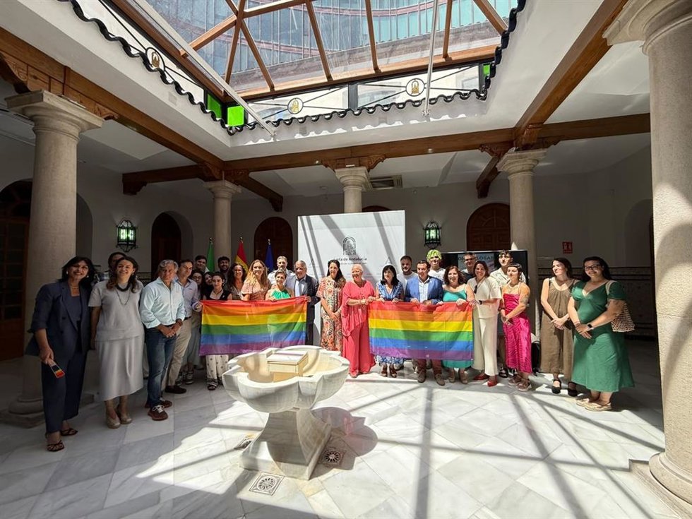 Asistentes al acto organizado por la Junta de Andalucía en Jaén con motivo del Día Internacional del Orgullo.