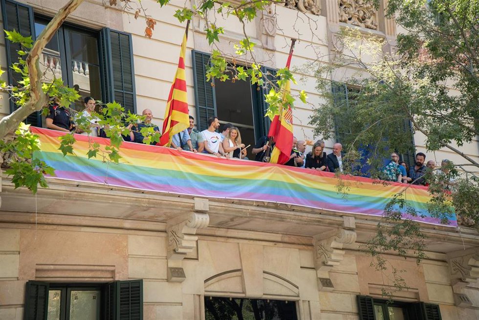 El delegado del Gobierno en Catalunya, Carlos Prieto, preside el acto de despliegue de la bandera LGTBI+ en la sede de la delegación con motivo de la conmemoración del Día Internacional del Orgullo LGTBI+