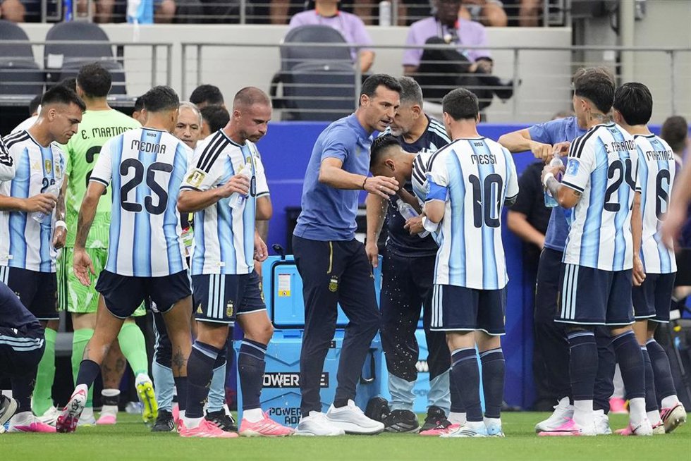 El seleccionador argentino Lionel Scaloni hablando con el delantero Lionel Messi durante el partido contra Austria en el Mundial de Estados Unidos, México y Canadá 2026