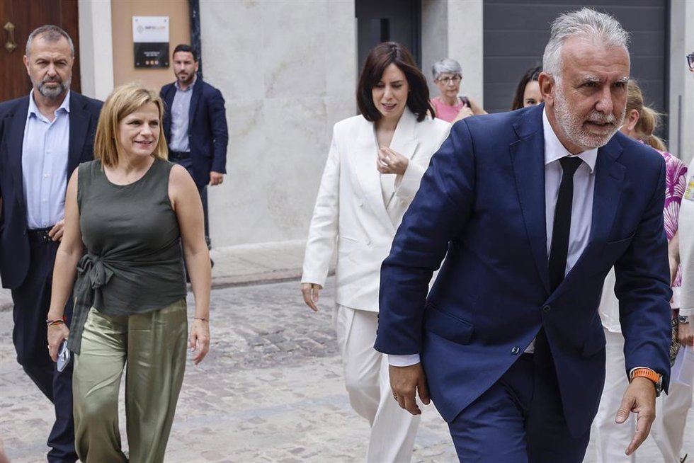 El ministro de Política Territorial y Memoria Democrática, Ángel Víctor Torres (d), la ministra de Ciencia, Innovación y Universidades, Diana Morant (c), y la delegada del Gobierno, Pilar Bernabé (i), durante la reunión de la Comisión Mixta