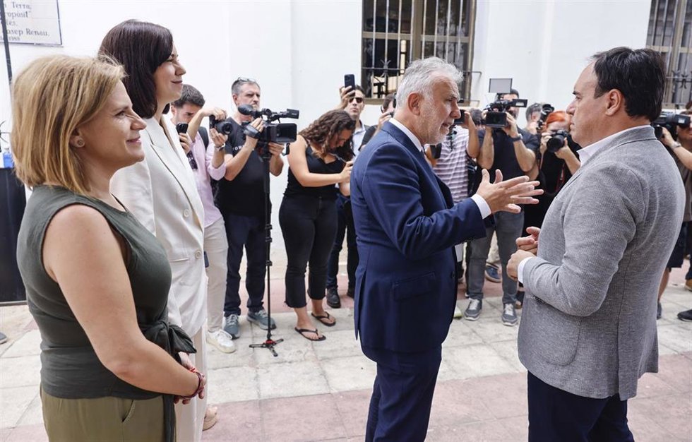 El presidente de la Generalitat Valenciana, Juanfran Pérez Llorca (d), el ministro de Política Territorial y Memoria Democrática, Ángel Víctor Torres (2d), la ministra de Ciencia, Innovación y Universidades y secretaria general del PSPV-PSOE, Diana Morant