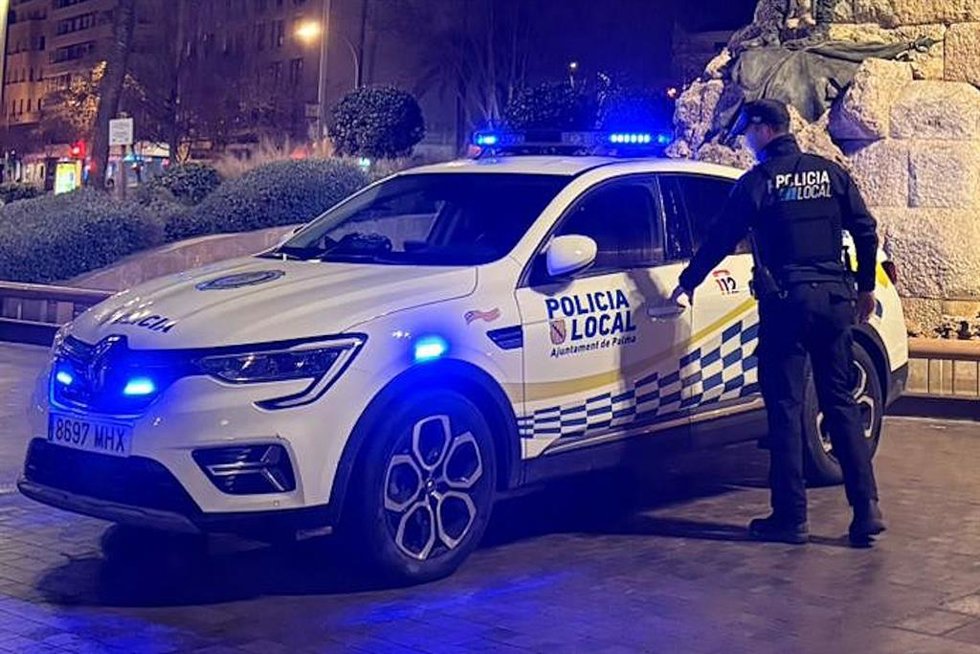 Archivo - Agente de la Policía Local de Palma en plaza de España.
