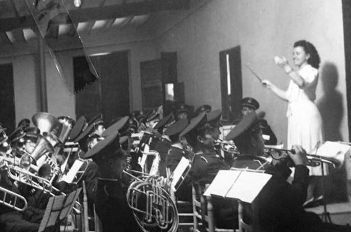 Dolores Sendra dirigiendo, de joven, una banda de music